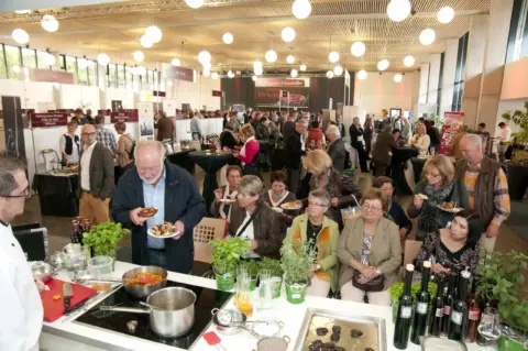 Besucher der WASGAU Weinmesse