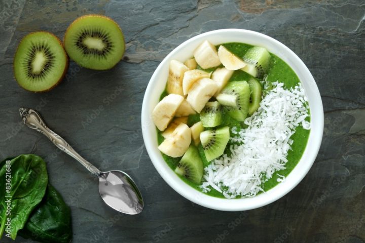 WASGAU Rezept - Smoothie Bowl mit Kokos, Spinat und Früchten