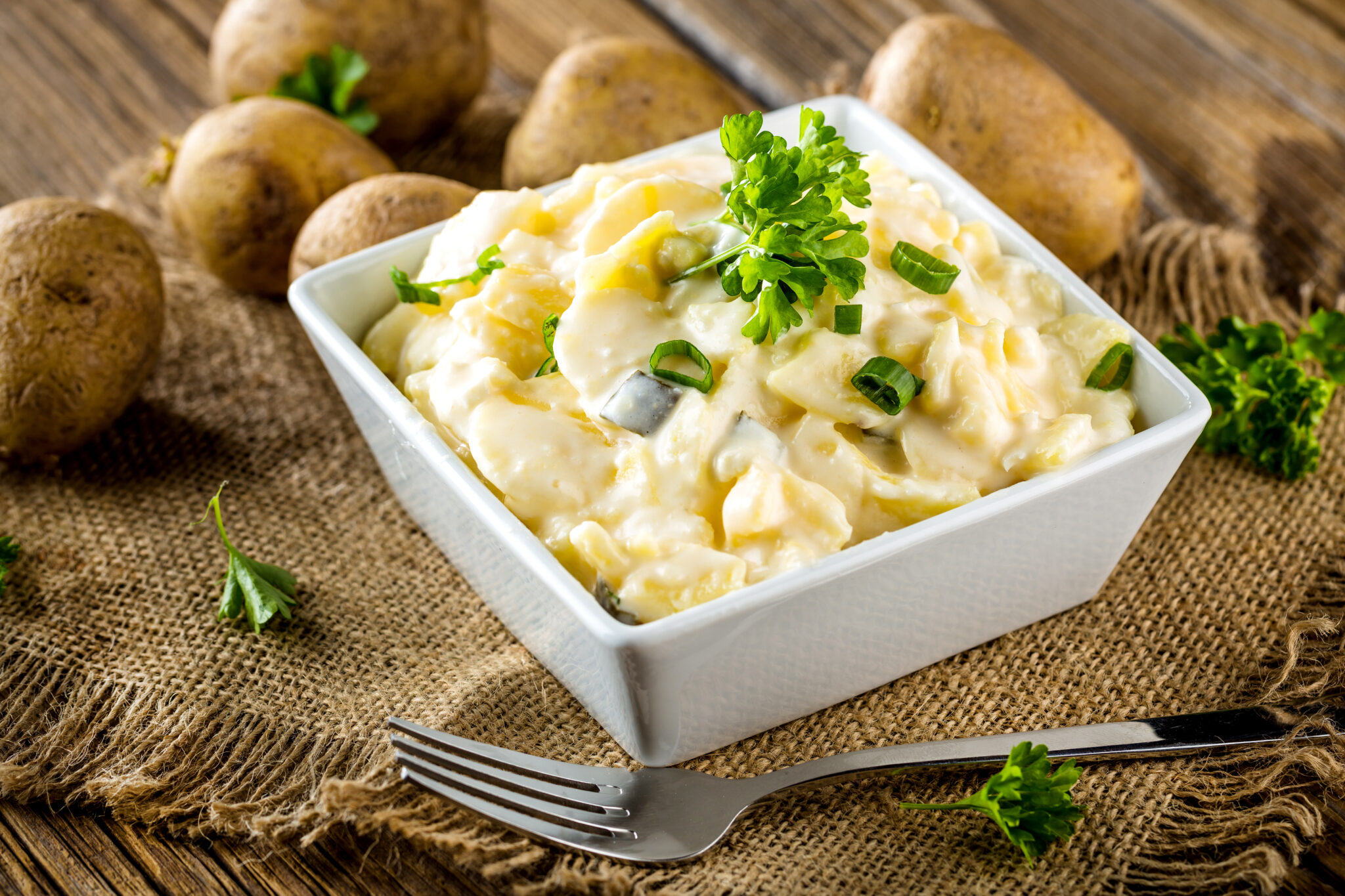 Klassischer Miracel Whip-Kartoffelsalat