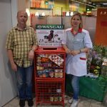 Download - Futterspendenbox im WASGAU Frischemarkt Pirmasens – Husterhöhe; im Bild: Marktleiterin Rebecca Vogel, Karl Bohn/Tierheim Pirmasens