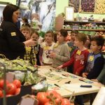 Download - Kinder einer 2. Klasse der Grundschule Mommenheim bei Aktivitäten in der Obst- und Gemüseabteilung Bildquelle: WASGAU AG, Fotograf Ralf Fink