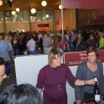 Download - WASGAU Weinmesse 2018 - Stefanie Wild, geb. Becker, (links) vom Weingut Becker an ihrem Stand (1/2) - Bildquelle: ars publicandi GmbH