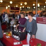 Download - WASGAU Weinmesse 2018 - Stefanie Wild, geb. Becker, (links) vom Weingut Becker an ihrem Stand (2/2) - Bildquelle: ars publicandi GmbH