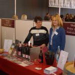 Download - WASGAU Weinmesse 2018 - Silvia Messer (rechts) vom Weingut Prinz Salm präsentiert ihre Weine (2/2) - Bildquelle: ars publicandi GmbH