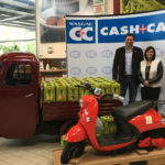 Download - Preisübergabe des E-Scooter-Gewinnspiels von WASGAU C+C (v. l.: Jan Wasem, Standortmanager WASGAU C+C Pirmasens, Gewinnerin aus dem Kreis Südwestpfalz, zuständiger WASGAU C+C Category Manager Michael Gaubatz)