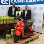 Download - Preisübergabe des E-Scooter-Gewinnspiels von WASGAU C+C (v. l.: Jan Wasem, Standortmanager WASGAU C+C Pirmasens, Gewinnerin aus dem Kreis Südwestpfalz, zuständiger WASGAU C+C Category Manager Michael Gaubatz)