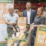 Download - „Kauf eins mehr“-Aktion im WASGAU Frischemarkt Lustadt – (v.l.n.r.) Gerhard Welauer, Landeslogistiker Tafeln; Claas Männel, Referent Nachhaltigkeit der WASGAU Produktions & Handels AG; Jessica Schneider, WASGAU Botschafterin im WASGAU Frischemarkt Lustadt