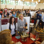 Download - Martina Michel (r.), Chefin vom Weingut Michel aus Bad Sobernheim, und Schwägerin Anette Klug, geborene Michel, bieten ihre edlen Tropfen zur Degustation an