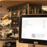 Download - Kundenbildschirm der WASGAU Bäckerei mit QR-Code-Anzeige