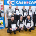 Download - Siegerinnen und Sieger beim WASGAU C+C-Cup: Hintere Reihe (v.l.n.r.): Alexander Berrang (1. Platz Küche, 3. Ausbildungsjahr), Laura Hoffmann (2. Platz Service, 3. Ausbildungsjahr), Saskia Kiefer (1. Platz Service, 2. Ausbildungsjahr), Elena Michely (3. Platz Service, 3. Ausbildungsjahr), Rouven Altenhofer (2. Platz Küche, 2. Ausbildungsjahr). Vordere Reihe (v.l.n.r.): Tom Joshua Triefelder (2. Platz Service, 2. Ausbildungsjahr), Lara Rodowski (1. Platz Service, 3. Ausbildungsjahr), Robin Fritsche (3. Platz Service, 2. Ausbildungsjahr)