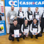 Download - Siegerinnen und Sieger beim WASGAU C+C-Cup:	Hintere Reihe (v.l.n.r.): Alexander Berrang (1. Platz Küche, 3. Ausbildungsjahr), Laura Hoffmann (2. Platz Service, 3. Ausbildungsjahr), Saskia Kiefer (1. Platz Service, 2. Ausbildungsjahr), Elena Michely (3. Platz Service, 3. Ausbildungsjahr), Rouven Altenhofer (2. Platz Küche, 2. Ausbildungsjahr). Vordere Reihe (v.l.n.r.): Tom Joshua Triefelder (2. Platz Service, 2. Ausbildungsjahr), Lara Rodowski (1. Platz Service, 3. Ausbildungsjahr), Robin Fritsche (3. Platz Service, 2. Ausbildungsjahr)