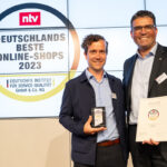 Download - (v. l.) Michael Stadtfeld, Vertriebsmanager WASGAU C+C, und Ambroise Forssman-Trevedy, Vorstandssprecher WASGAU Produktions & Handels AG, mit dem Award „Deutschlands beste Online-Shops 2023“ für Kaffee24
