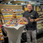 Download - Marktleiter Steven Dallmeier bei einer Verkostungsaktion im WASGAU Frischemarkt Landau