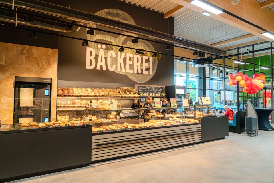 WASGAU Frischemarkt Landstuhl - Bäckerei mit Café-Bereich (Foto: WASGAU AG)