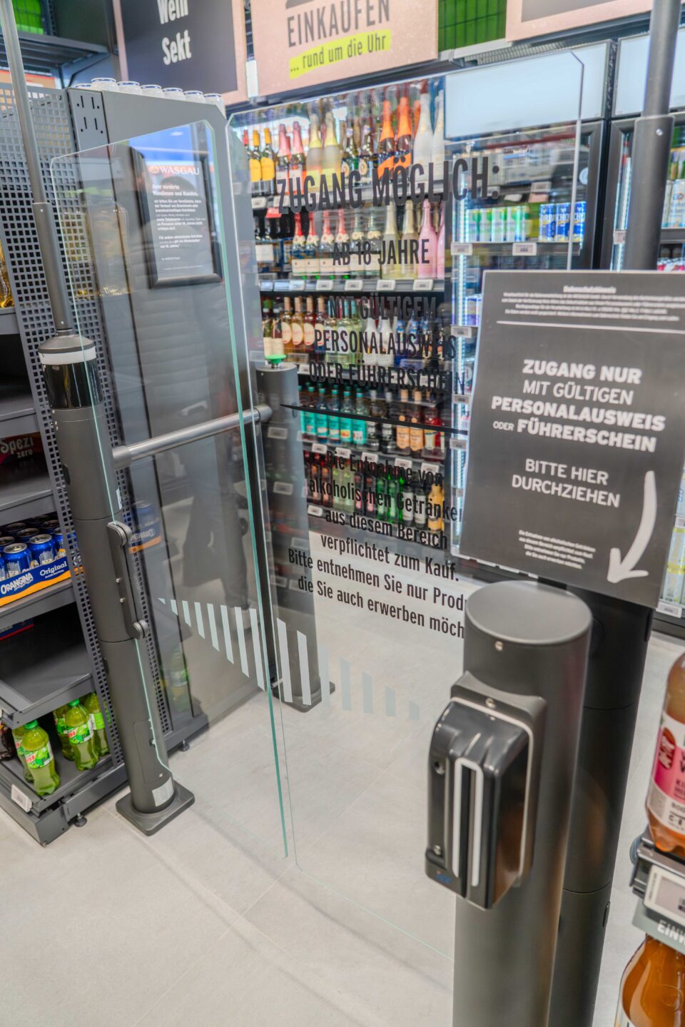 Glastor mit Schild für altersbeschränkten Zugang zu Alkohol, für den ein Ausweis oder eine Lizenz erforderlich ist, um den Ladenbereich zu betreten.