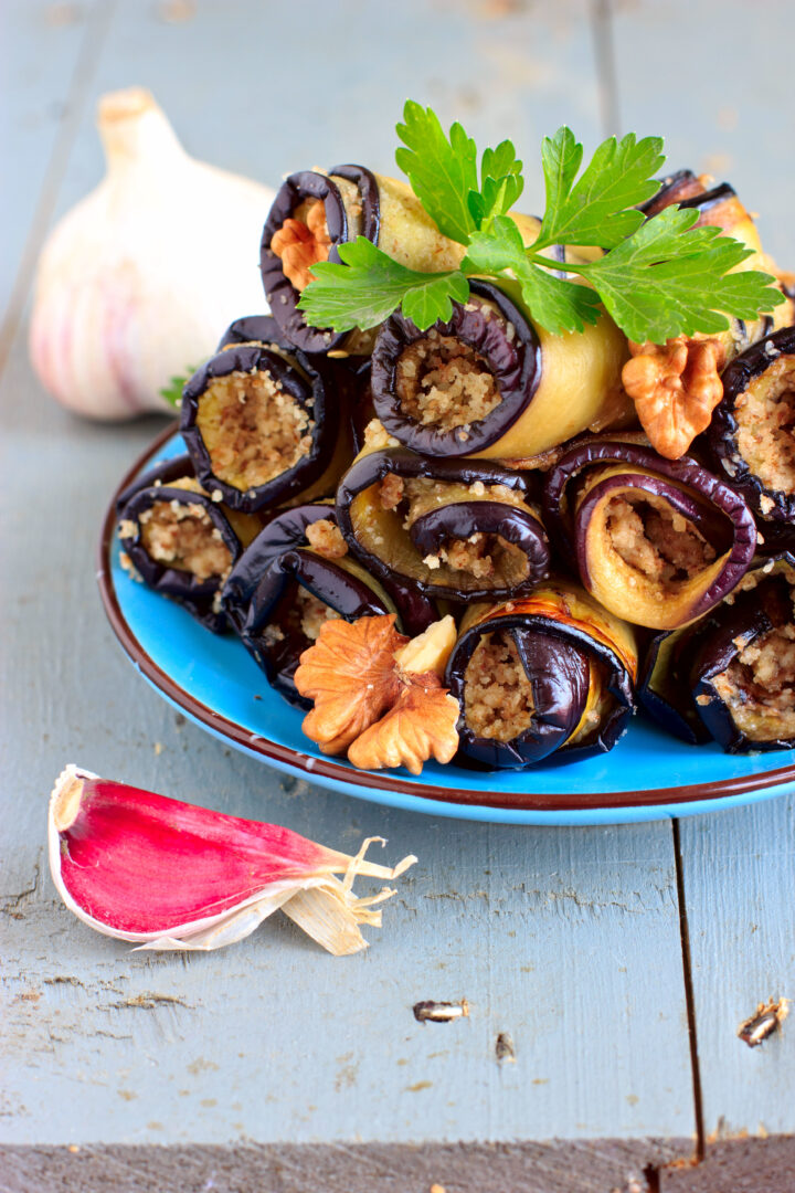 Auberginen-Röllchen mit Parmesan und Pinienkernen - Rezept Bild