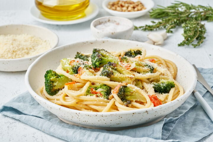 Spaghetti mit Brokkoli, Croutons und Sardellen - Rezept Bild