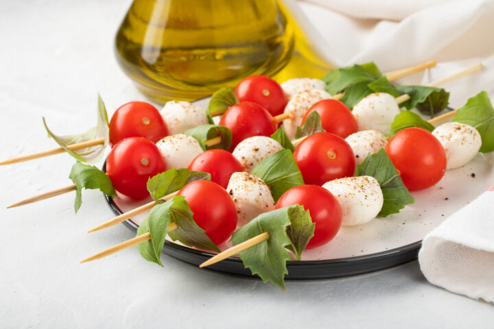 Tomaten-Mozzarella-Spieße mit Pesto - Rezept Bild