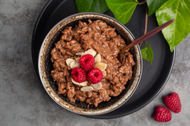 Schokoporridge verfeinert mit frischen Früchten für einen gesunden und nahrhaften Start in den Tag mit WASGAU.