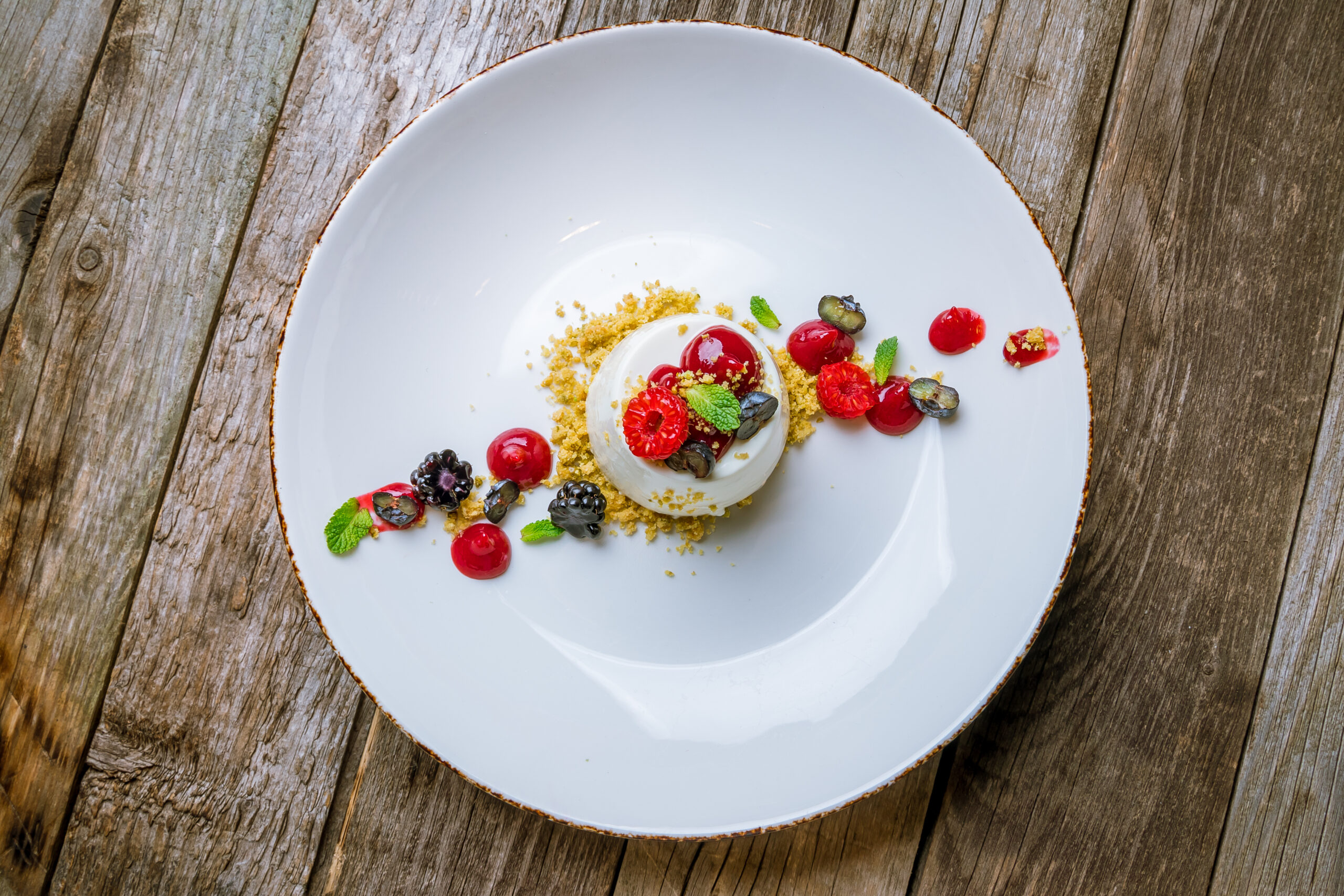Beerensalat mit Ricotta-Orangen-Zitronencreme