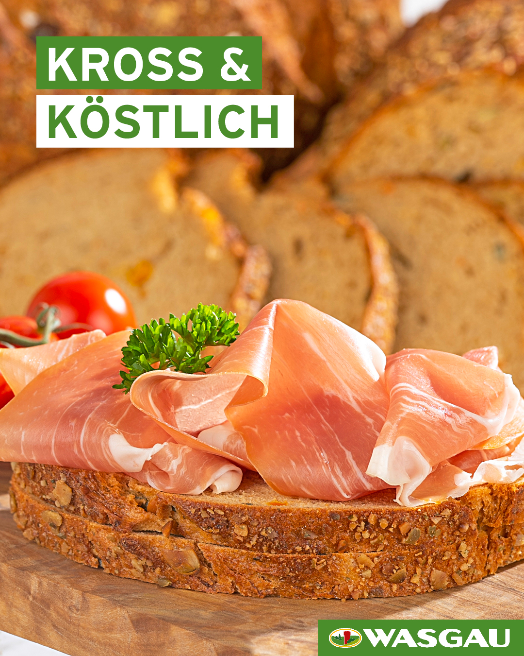 Schinkenscheiben auf knusprigem Brot, garniert mit Petersilie, mit Tomaten und Brot im Hintergrund - ein automatisch gespeicherter Entwurf eines klassischen, einladenden Snacks.
