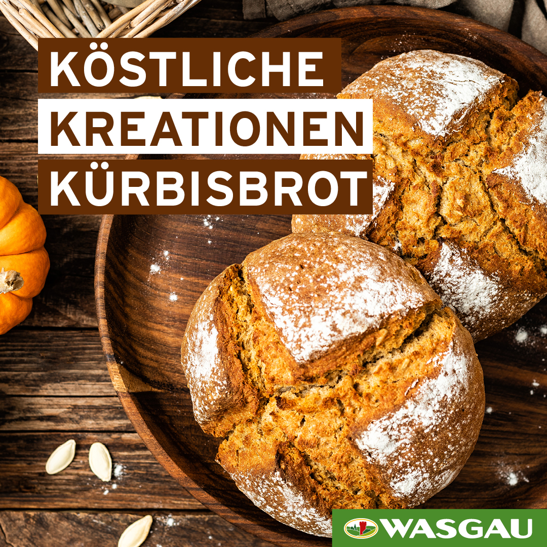 Zwei Brote mit rustikalem Kürbisbrot - echte Brotkreationen - liegen auf einem Holztisch, umgeben von Kürbiskernen und einem kleinen Kürbis.