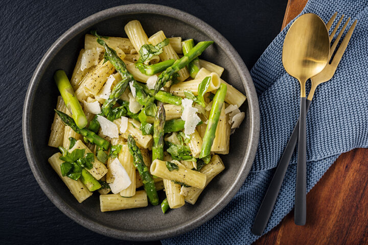 Tortiglioni Carbonara mit grünem Spargel - Rezept Bild