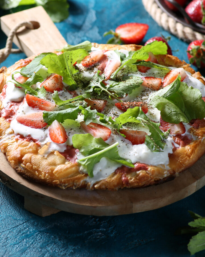Sommer-Pinsa mit Stracciatella & Erdbeeren - Rezept Bild