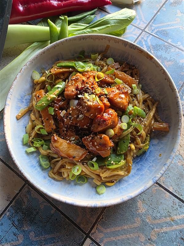 Cremige Teriyaki-Hähnchen Wokpfanne mit Reisnudeln von kochmalwieder - Rezept Bild