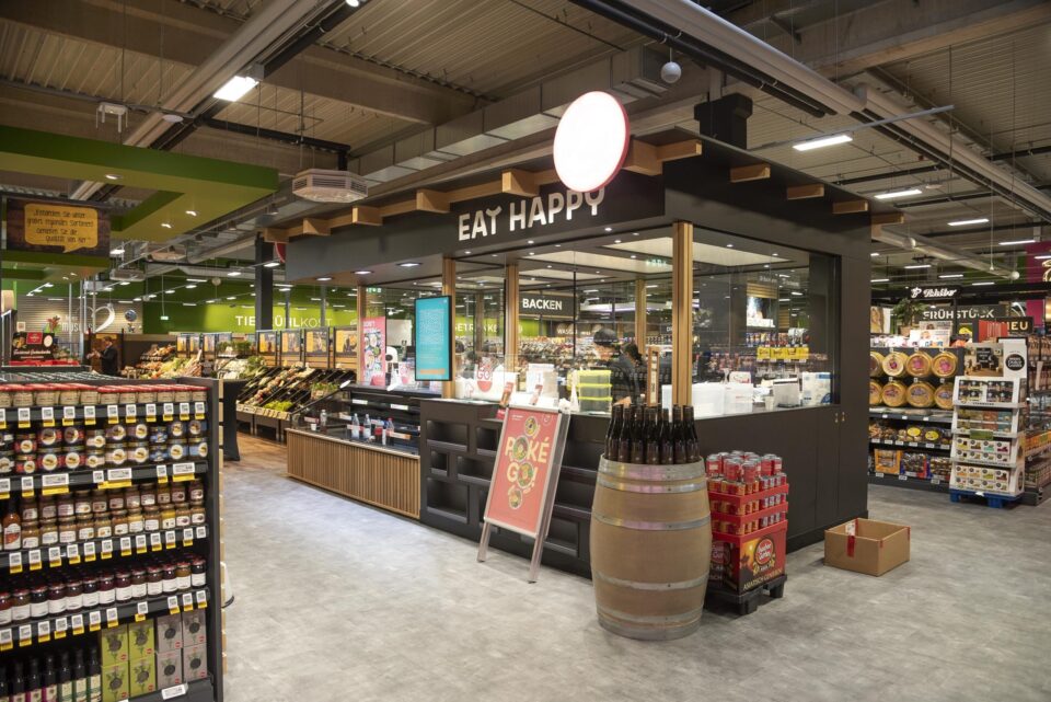 Ein moderner WASGAU-Supermarkt mit einem Lebensmittelkiosk und einem Schild mit der Aufschrift 