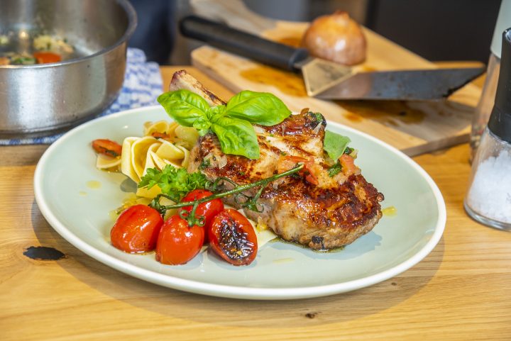 Erik kocht: Bio Tomahawk Steak mit Salbeibutter und Schmortomaten