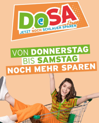 Eine lächelnde Frau sitzt in einem Einkaufswagen unter einem deutschen Text, der für weitere DoSa-Ersparnisse von Donnerstag bis Samstag wirbt.