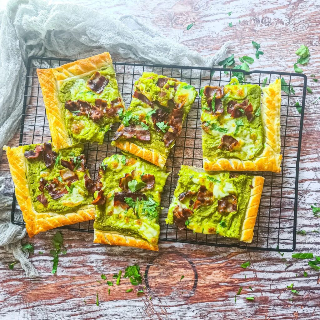 Erbsen Mozzarella Tarte mit Speck von kochmalwieder