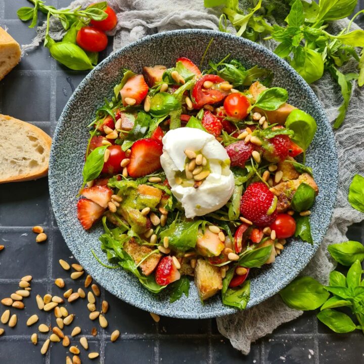 Frischer und fruchtiger Salat mit Erdbeeren, Mozzarella und Ruloa von kochmalwieder und WASGAU