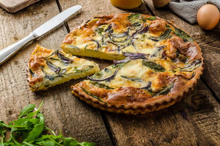 frühlingshaftes Rezept von WASGAU und Dr. Oetker. Fenchel-Quiche mit Lachs.