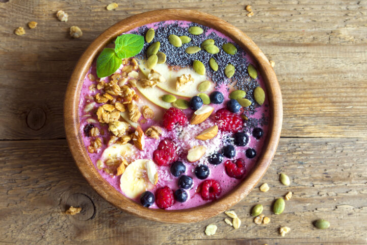 Frühstücksbowl mit Früchten zum Muttertag - Frühstück im Bett für Mama