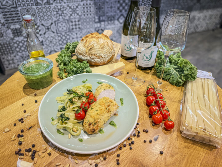 Kochen mit Erik: Hähnchen in Parmesankruste mit Grünkohlpesto und Pasta