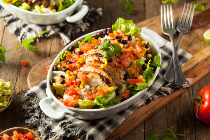 Salat Rezept mit Hähnchenbrust und Mais vom Grill, dazu Tortillas und Miracel Whip