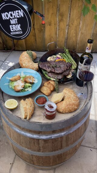 Grillvergnügen mit WASGAU und Erik. Grill-Rezept für Flank Steak mit Cesar Salat und Barbecue Sauce