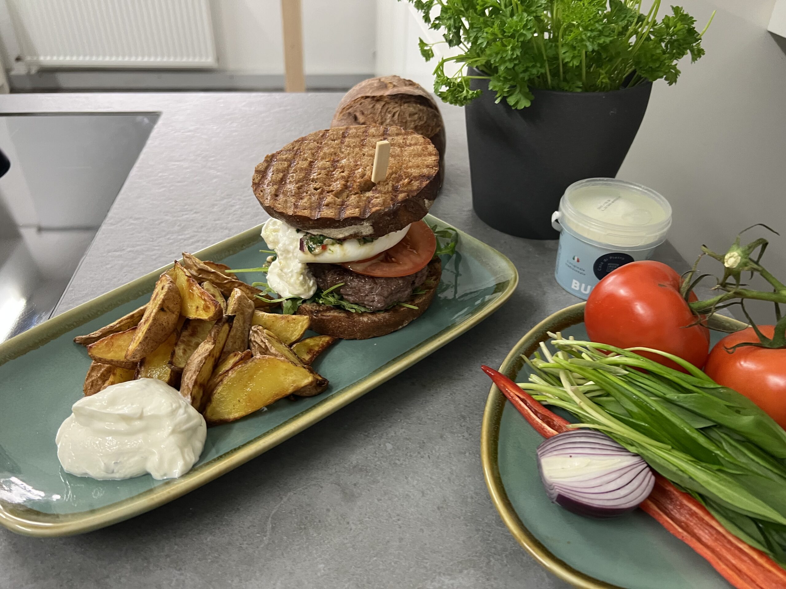 WASGAU Vollgut Bio-Rindfleischburger mit Burrata-Tomaten-Rucola-Bärlauch Chimichurri und hausgemachte Kartoffelspalten