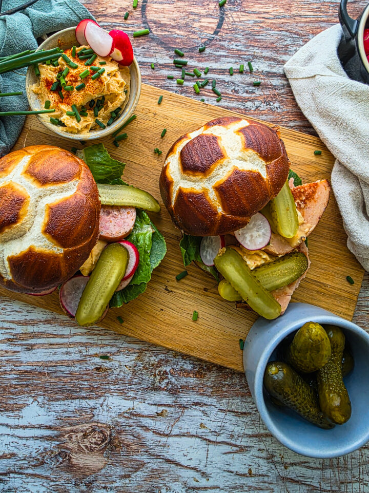 Oktoberfest-Burger mit Obazda - Rezept Bild