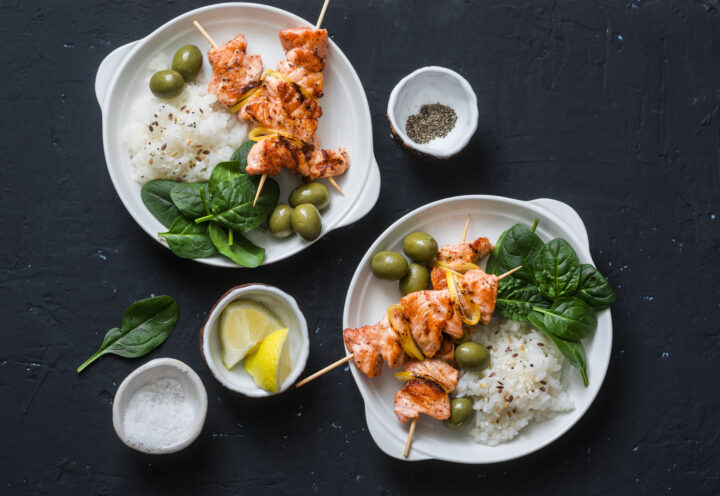 Lachs-Gemüse-Spieße vom Grill mit Gurkensalat, das perfekte Sommerrezept.