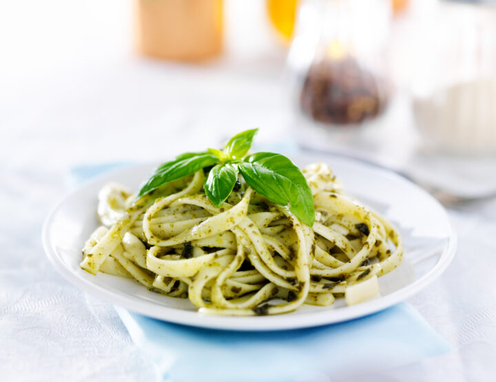 Linguine mit Spargel, Lachs und Pesto. Frühlingsrezept mit italienischem Twist.