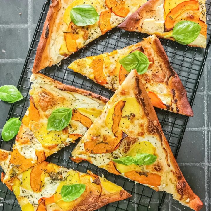 Perfektes Feierabendgericht für die herbstlichen Tage von kochmalwieder - Pizza Bianca mit Kartoffeln und Kürbis