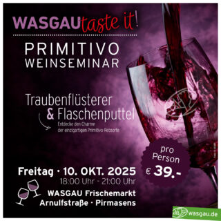 Ein Weinglas mit spritzendem Rotwein kündigt ein PRIMITIVO Weinseminar an. Kommen Sie zu einem exklusiven Primitivo-Weinseminar am 10. Oktober 2025.
