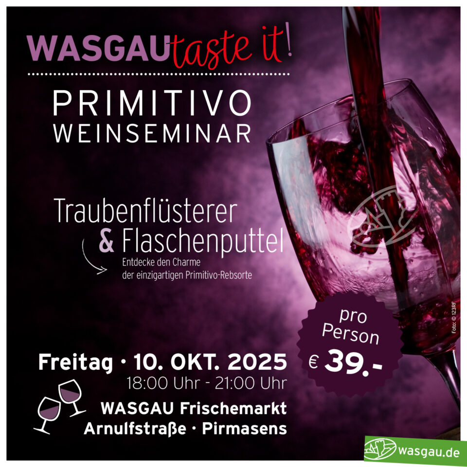 Ein Weinglas mit spritzendem Rotwein kündigt ein PRIMITIVO Weinseminar an. Kommen Sie zu einem exklusiven Primitivo-Weinseminar am 10. Oktober 2025.