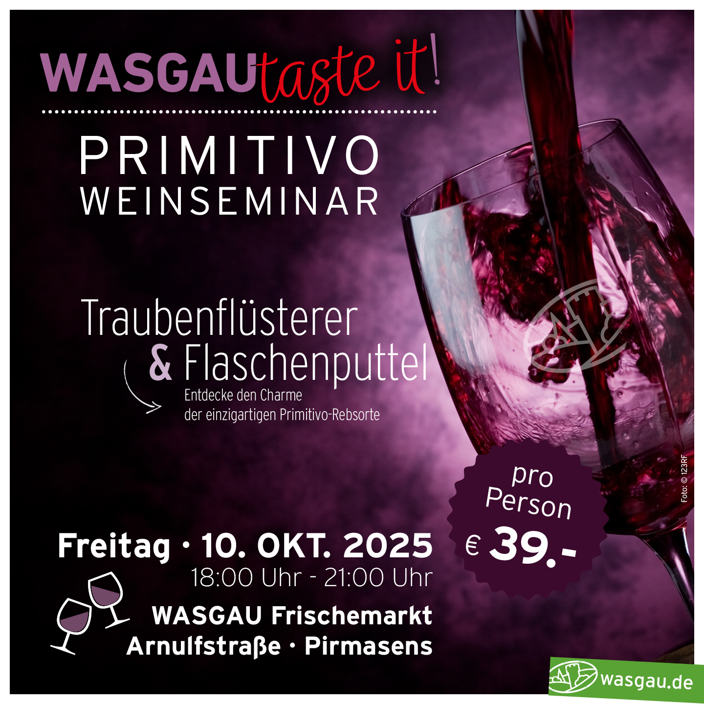 Ein Weinglas mit spritzendem Rotwein kündigt ein PRIMITIVO Weinseminar an. Kommen Sie zu einem exklusiven Primitivo-Weinseminar am 10. Oktober 2025.