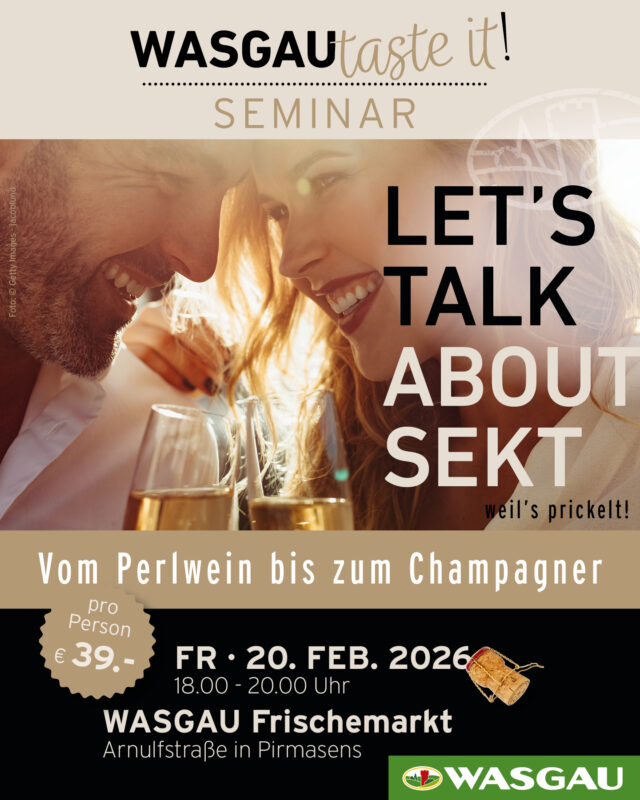 Ein lächelndes Paar stößt bei einer WASGAU-Seminarveranstaltung über Schaumweine mit einem Glas Perlwein an.