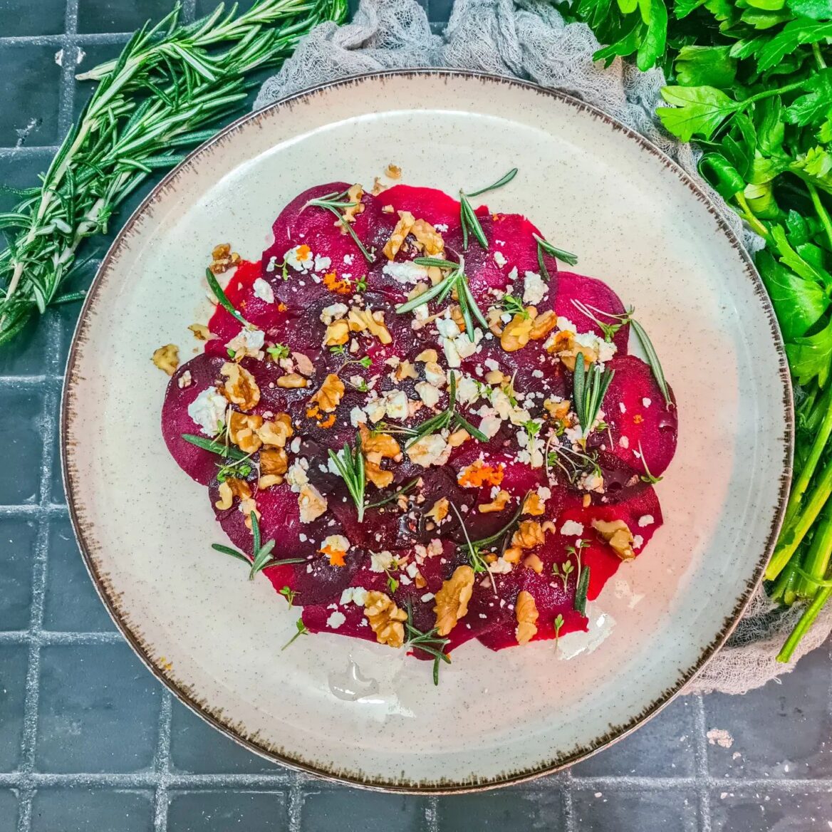 rote Bete Carpaccio mit Feta und Nüssen von kochmalwieder