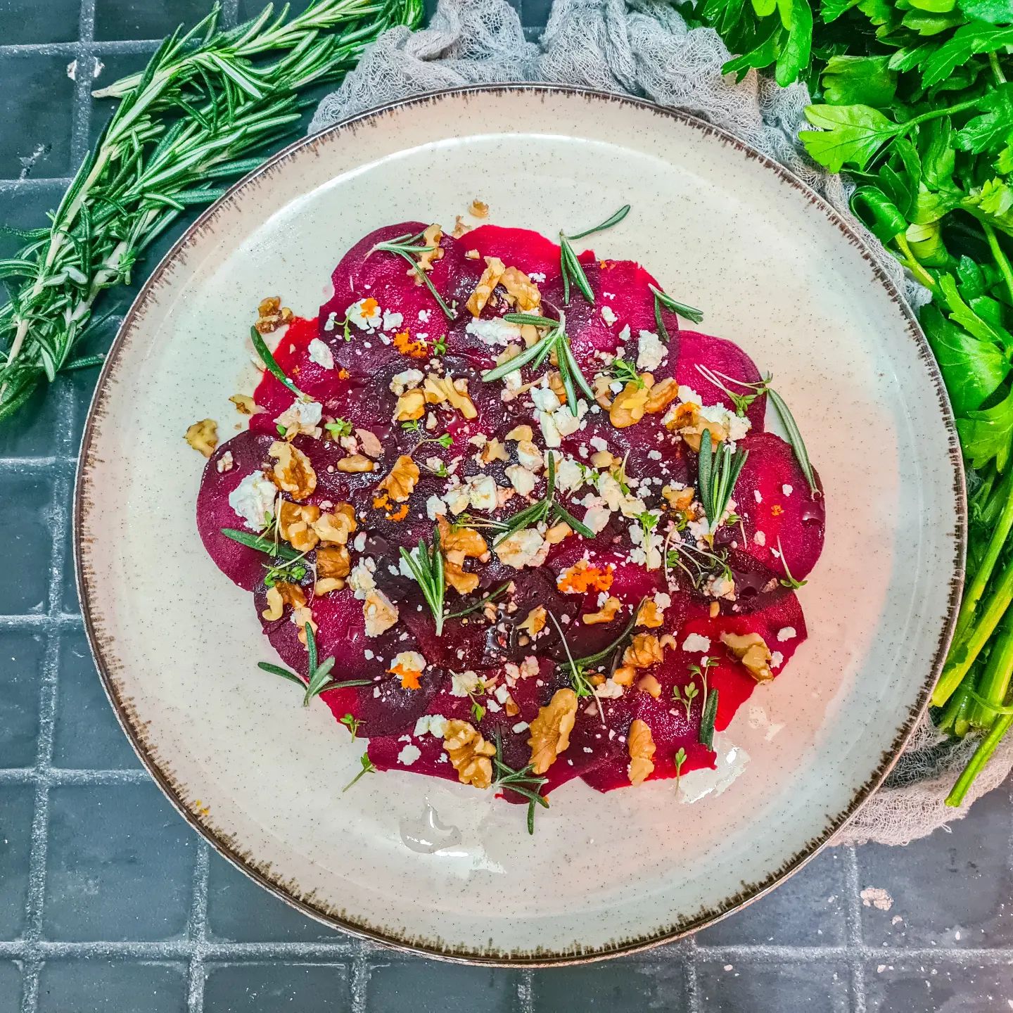 rote Bete Carpaccio mit Feta und Nüssen von kochmalwieder